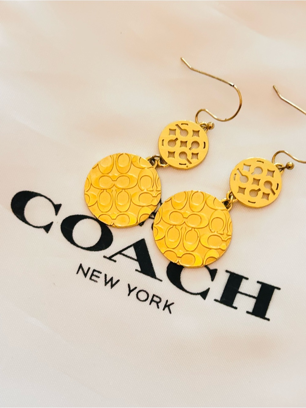 NWOT Coach Y2K Sognature kissing C's Gold Tone Earrings - Picture 13 of 14